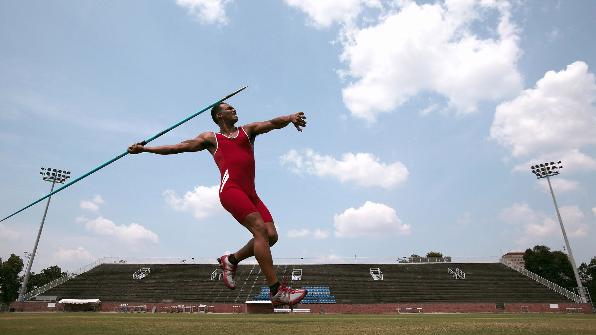 欧冠决赛巅峰对决，皇马绝杀多特蒙德 第15次捧起大耳朵杯